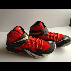 LeBron soldier VIII size 9.5